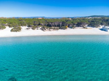 Açık bir günde Alghero 'da beyaz kum ve mavi deniz. Sardunya, İtalya