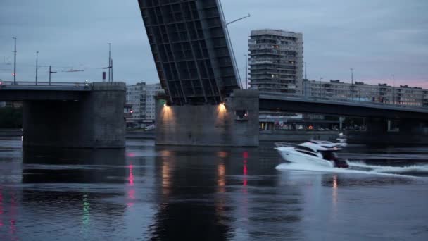 Лодка рядом с мостом — стоковое видео