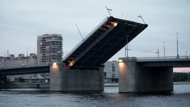 Most zwodzony sprowadza się — Wideo stockowe