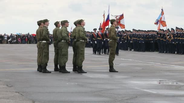 Desfile de oficiais militares — Vídeo de Stock
