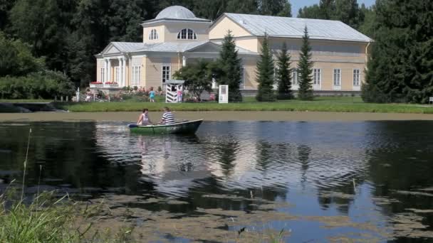 Сім'я плаває на веслувальному човні — стокове відео