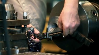bir Torna üzerinde metal kesme