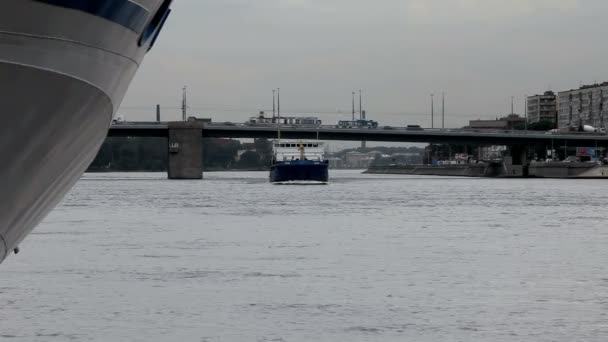 Nave bajo el puente — Vídeos de Stock