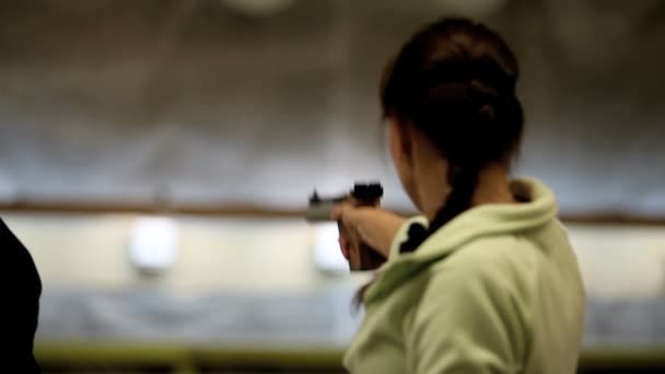 Mujer con pistola — Vídeos de Stock