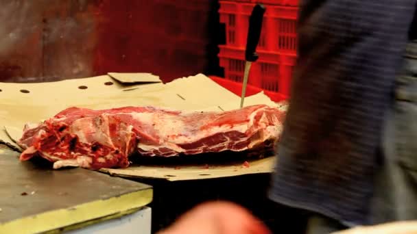 Мясник разрезал сырое мясо — стоковое видео