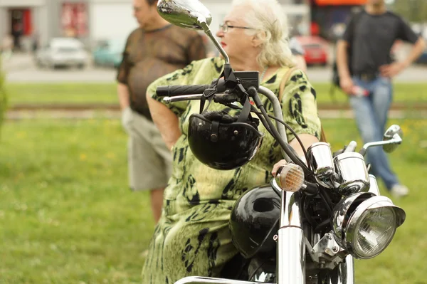 Mulher e uma moto — Fotografia de Stock