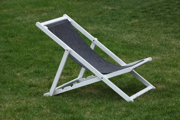 Cadeira de convés na grama verde — Fotografia de Stock