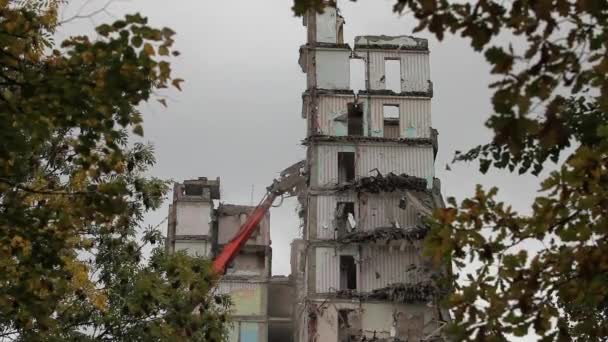 Derribar la vieja casa — Vídeo de stock