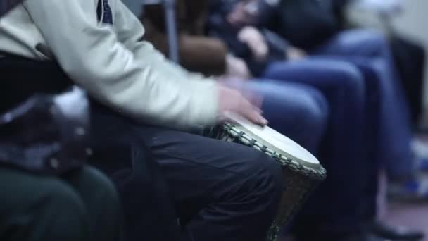 Toca as mãos de tambor — Vídeo de Stock