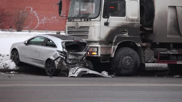 Unfall auf glatter Straße — Stockvideo