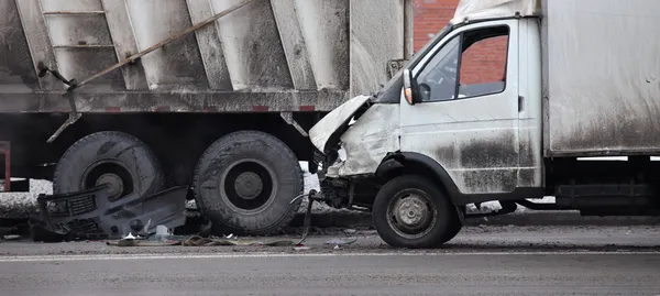 Zusammenstoß von LKW und Auto — Stockfoto