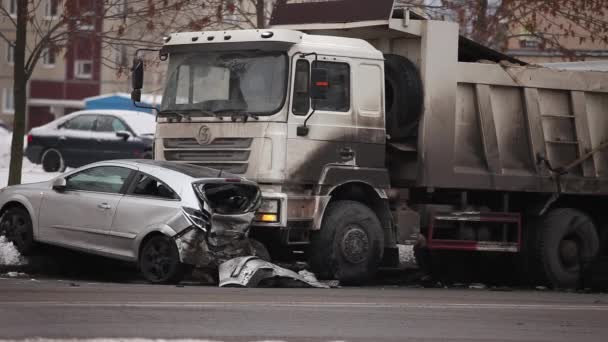 Zderzenie ciężarówek i samochodów — Wideo stockowe