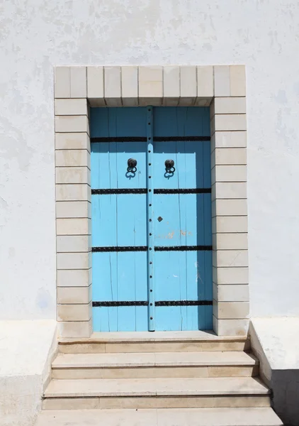 Старая синяя дверь — стоковое фото