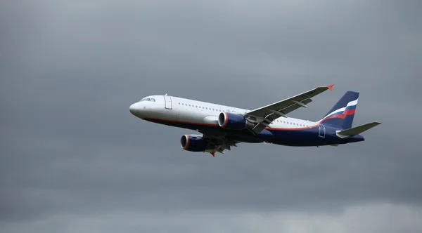 A320 em voo — Fotografia de Stock