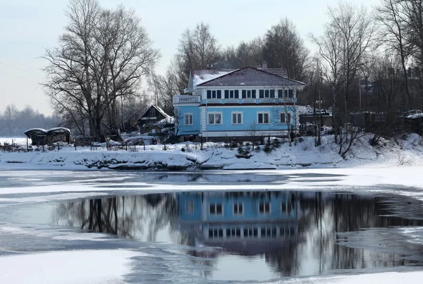 Дом на берегу реки — стоковое фото