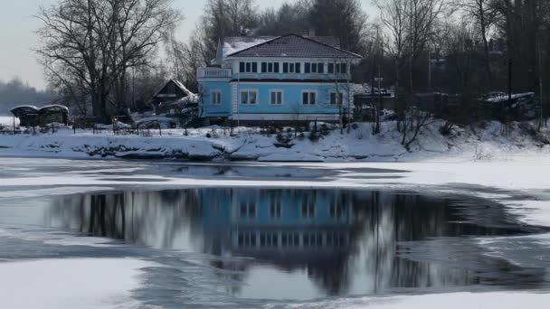 Casa en la orilla del río — Vídeo de stock