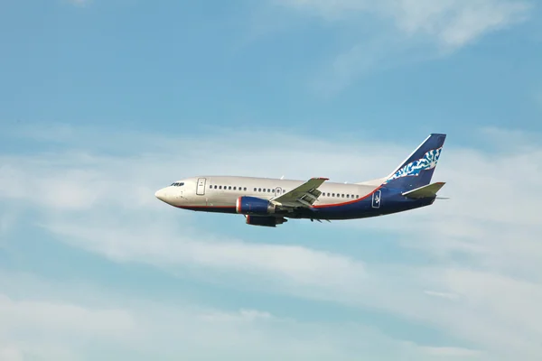 Boeing 737 in volo — Foto Stock