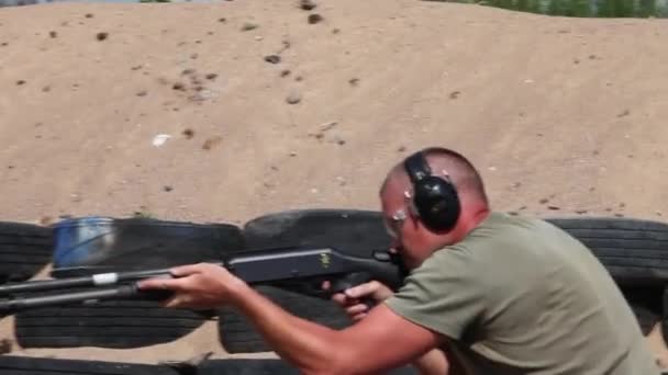 Hombre disparando rifle — Vídeos de Stock