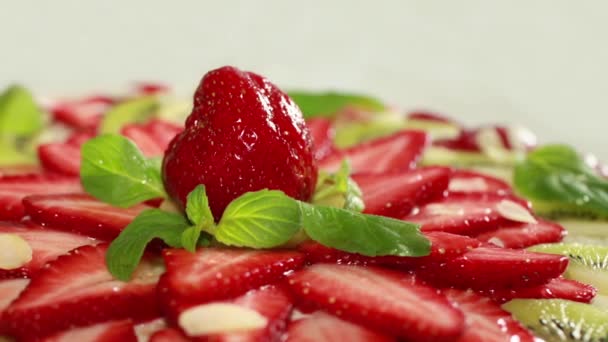 Strawberry cake — Stock Video