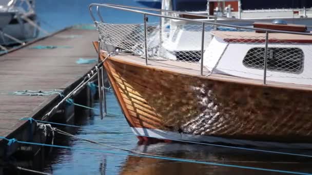 Barco en el muelle — Vídeo de stock