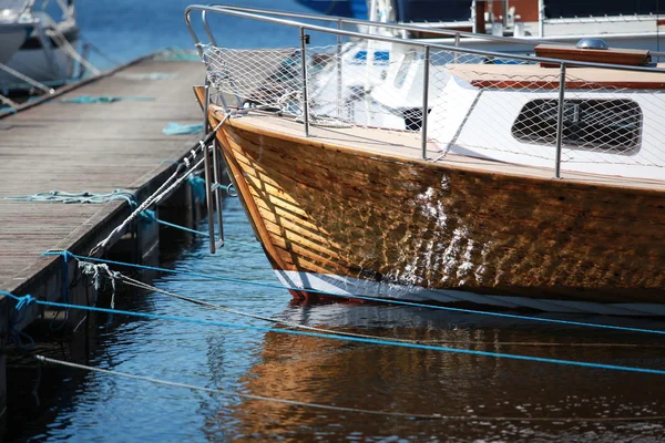 Boot op de pier — Stockfoto