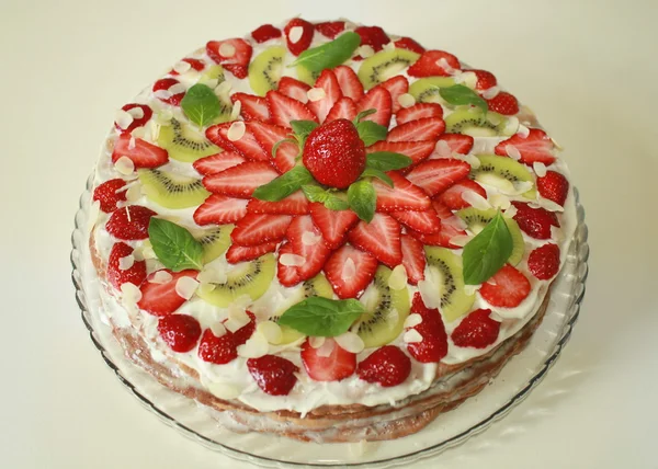 Cake with strawberries kiwi and mint green — Stock Photo, Image