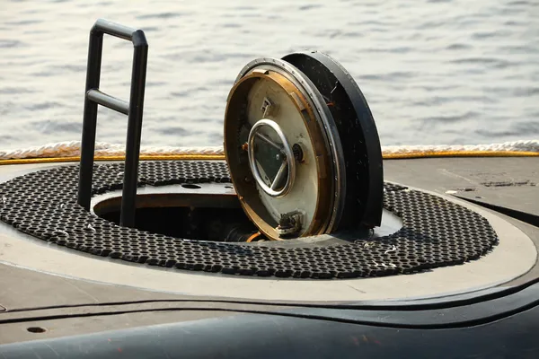 Denizaltı acil çıkış kapısı