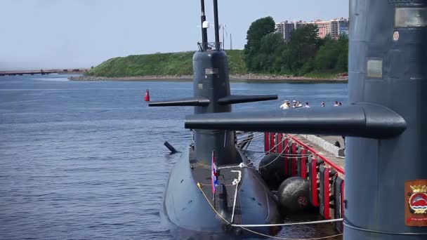 Submarine at the pier — Stock Video