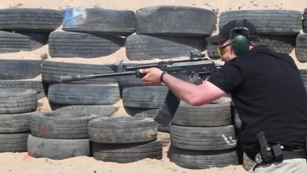 Kalashnikov schieten — Stockvideo