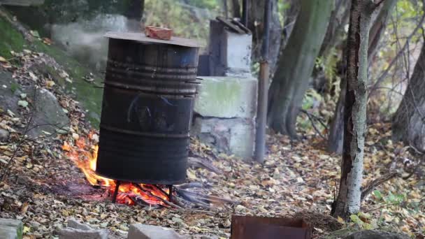 Cooking in a barrel — Stock Video