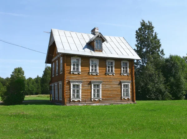 Maison en bois rond — Photo