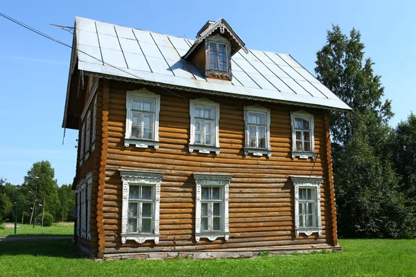 Maison en bois rond — Photo