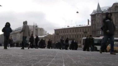 meşgul insanlar yürüyor.