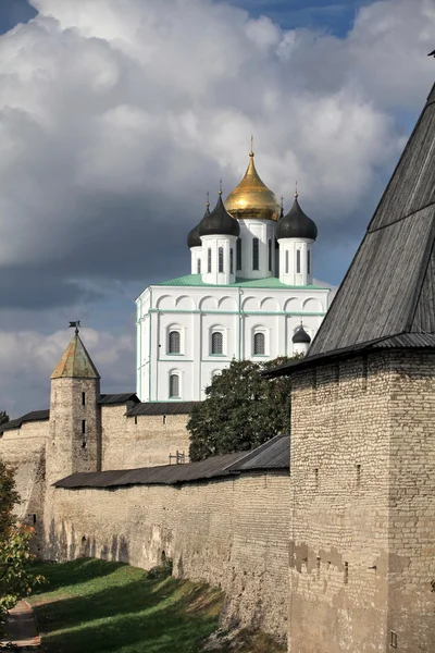 Вид на Псков Кремль. — стокове фото