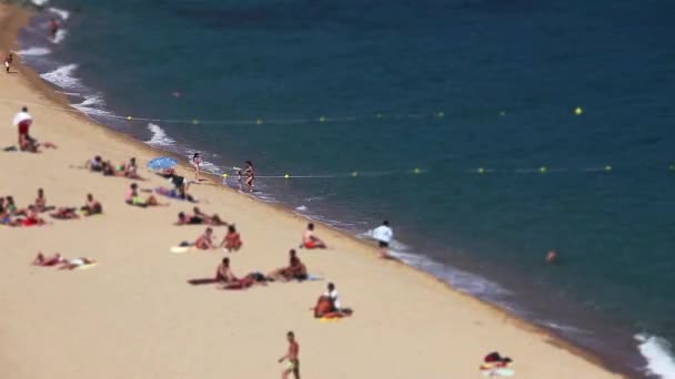 Banhos de sol na praia — Vídeo de Stock