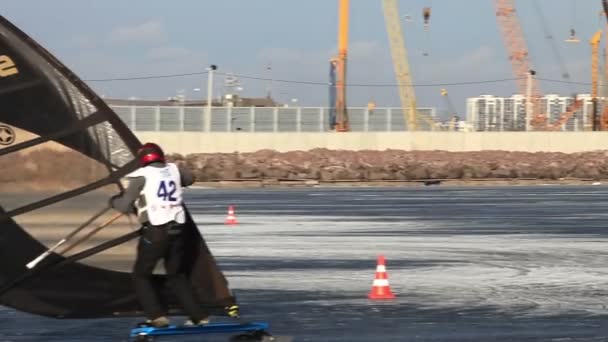 Kış rüzgar sörfü slalom — Stok video