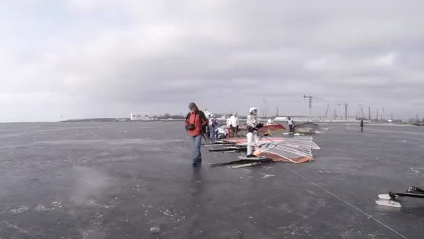 Race starten op het ijs Windsurfen — Stockvideo