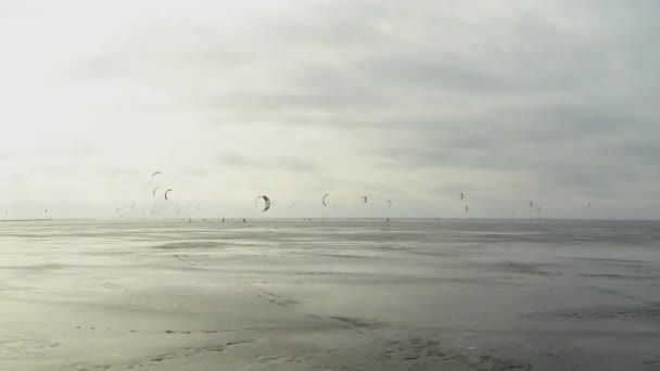 Gökyüzünde snowkiting — Stok video