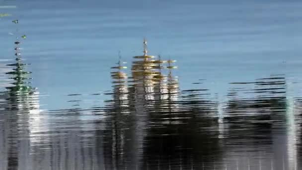 Monasterio reflejado en el agua del río — Vídeos de Stock