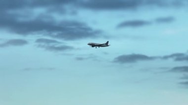 Akşam gökyüzünde bir uçak