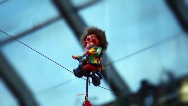 Clown på cykelturer längs repet — Stockvideo