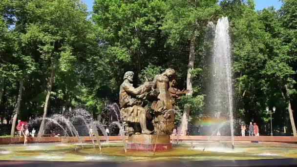 Fuente creando un colorido arco iris — Vídeo de stock