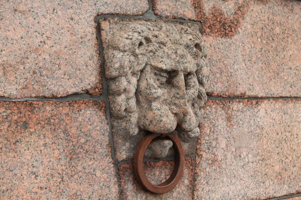 Cabeza de león de granito con un anillo de hierro — Foto de Stock