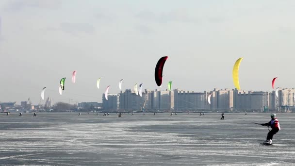 Barevné snowkiting — Stock video