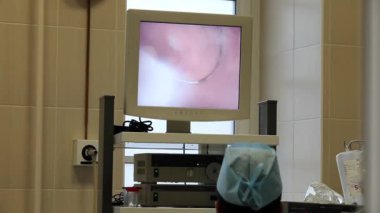 ekrana bakarak cerrah çalışır