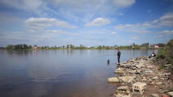Рыбалка с берега — стоковое видео