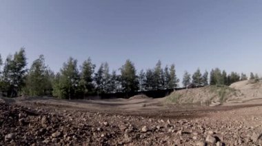 motokros Motosiklet ile sağlam bir toprak yol üzerinde