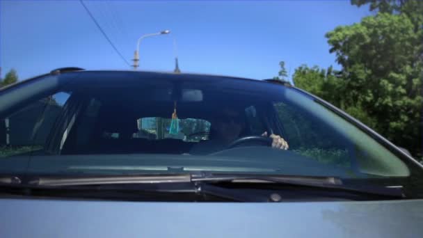 Hombres conduciendo un coche en movimiento vista del parabrisas — Vídeos de Stock