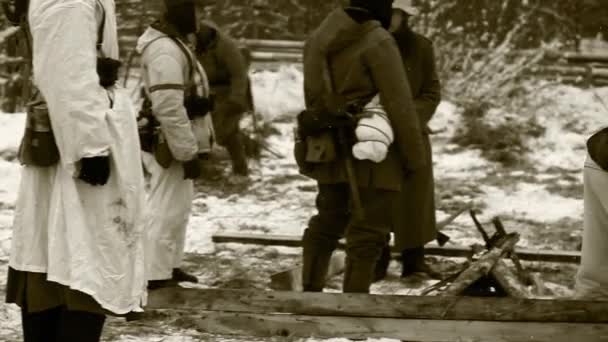 Askerler çevresinde kamp ateşi siyah beyaz film — Stok video