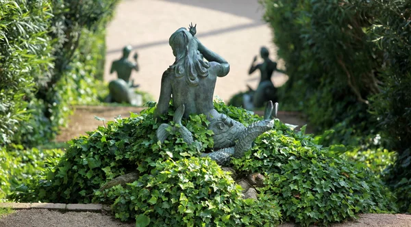 Estatua sirena en el arbusto — Foto de Stock